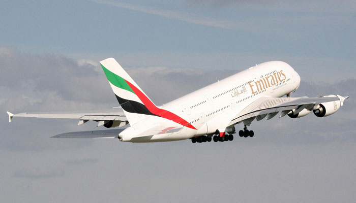 Maschine der Emirates in der Luft