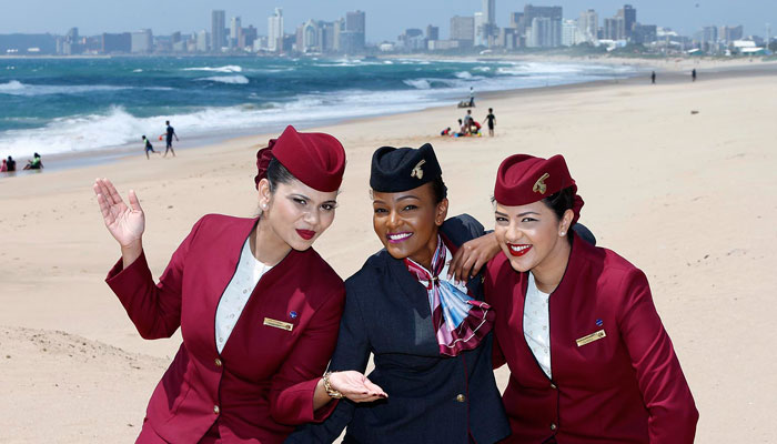 Flugbegleiterinnen von Qatar Airways am Strand von Durban