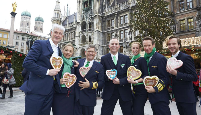 Erfolgreicher Start von Transavia in München: Mattijs ten Brink, CEO Transavia und Crew am Münchner Chistkindlmarkt.