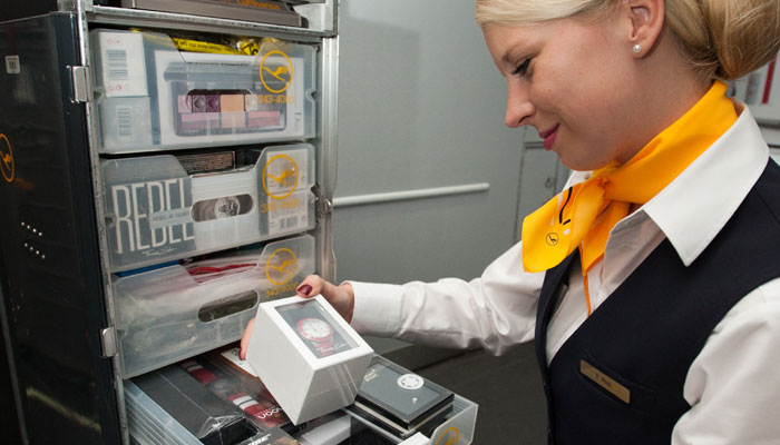 Lufthansa-Flugbegleiterin mit Produkten aus dem "World Shop"