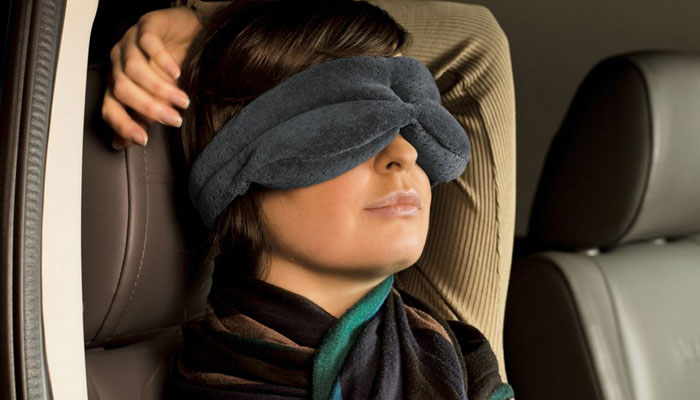 Schlafen im Flugzeug: Reise-Gadgets für süße Träume