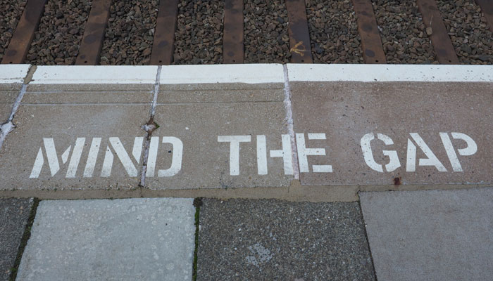 "Mind the gap"-Aufschrift U-Bahn London