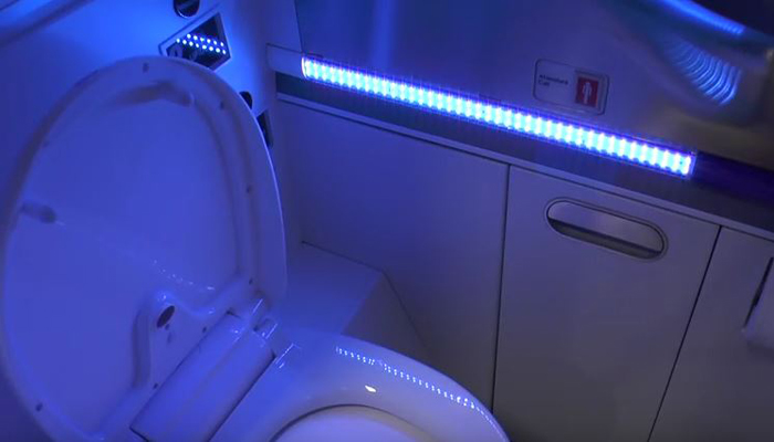 Selbstreinigende Toilette von Boeing