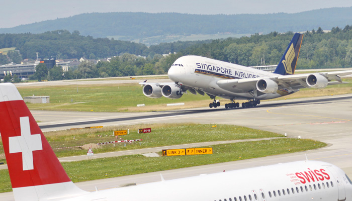 Maschinen der Swiss und der Singapore Airlines am Flughafen Zürich