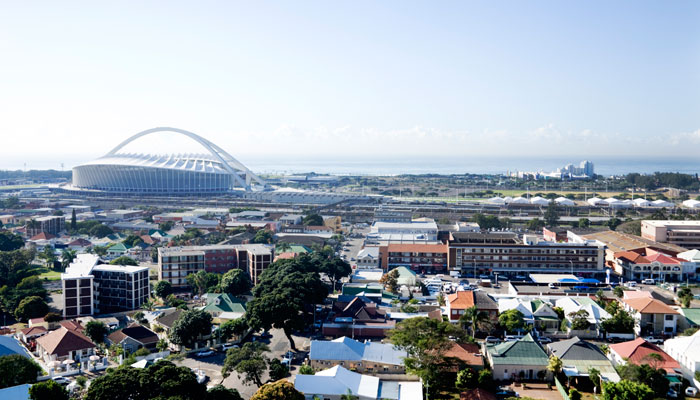 Skyline von Durban mit Stadion im Hintergrund