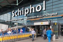 Passagiere am Flughafen Amsterdam-Schiphol haben Hoffnung auf Entschädigung für lange Wartezeiten. Foto: iStock