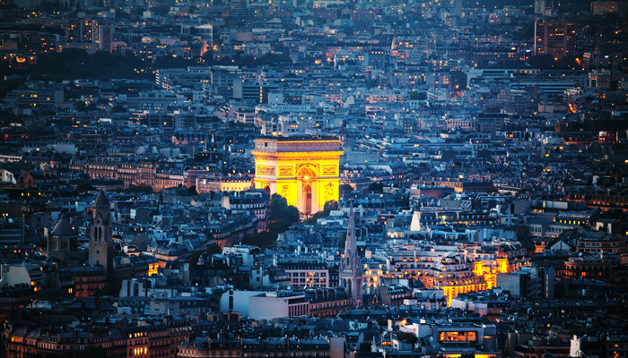 Paris bei Nacht mit erleuchtetem Triumphbogen