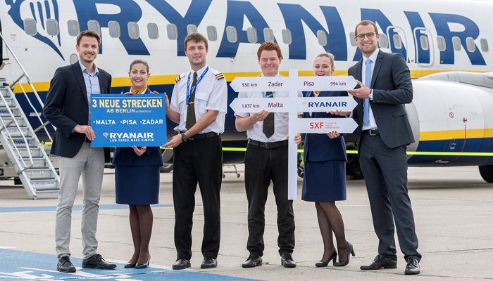 Ryanair Mitarbeiter mit Schildern der neuen Strecken ab Berlin-Schönefeld
