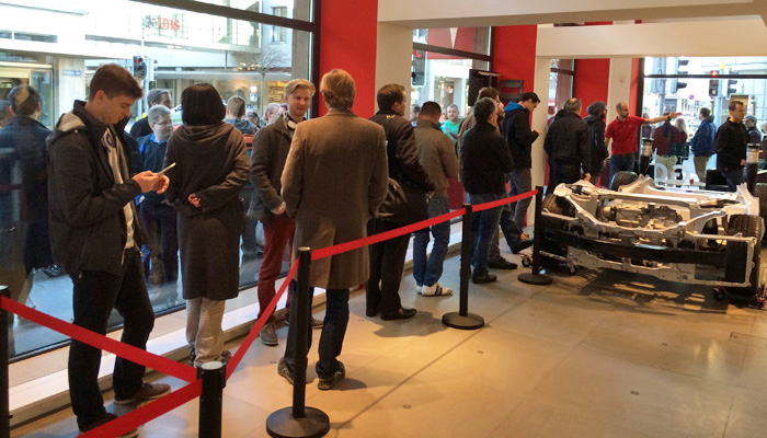 Menschenschlange in Tesla-Shop