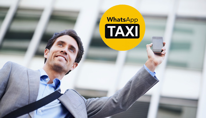 Mann mit Smartphone in der Hand ruft Taxi