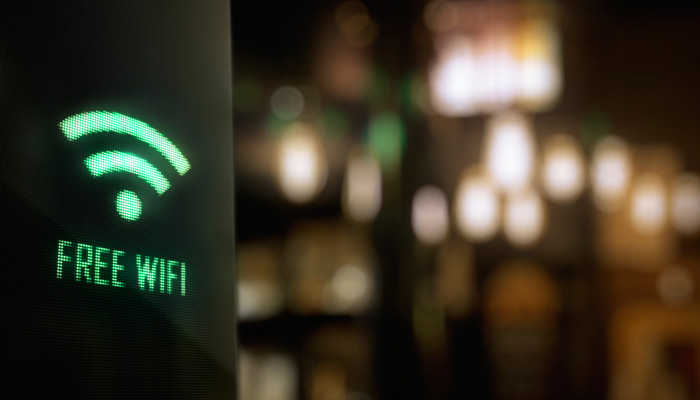 WiFi-Schild bei Nacht