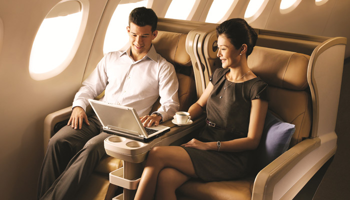 Paar in der Business Class von Singapore Airlines