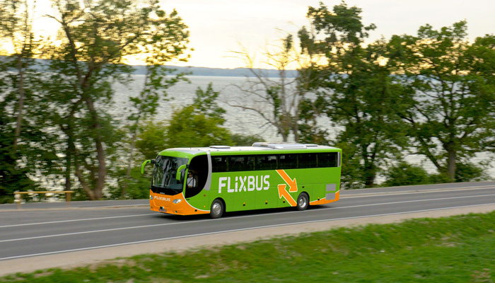 Flixbus auf der Landstraße