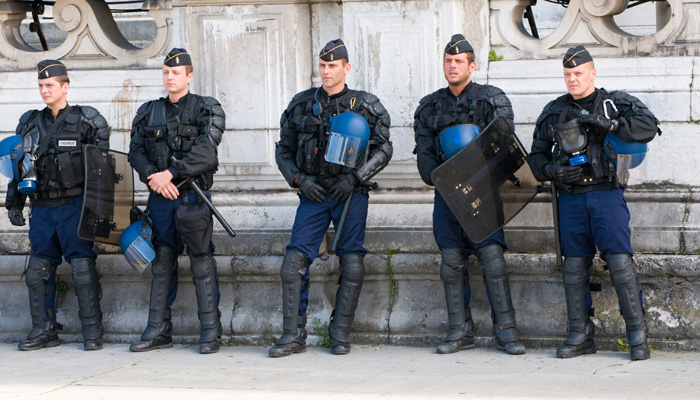 Französische Sicherheitskräfte stehen vor Gebäude