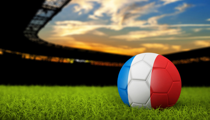 Fußballstadion bei Sonnenuntergang mit Fußball in der Tricolore