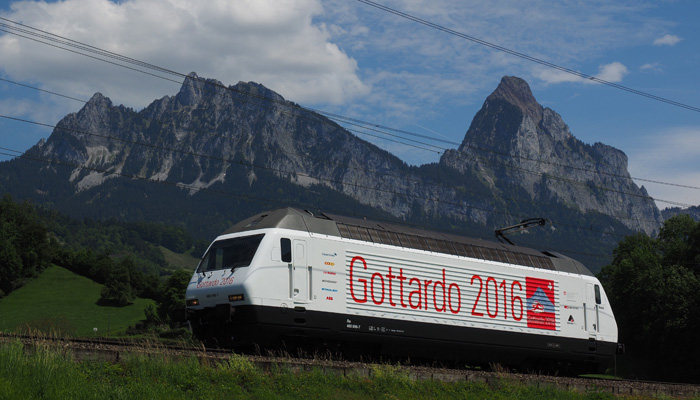Lok mit "Gottardo 2016"-Schriftzug vor Alpenkulisse