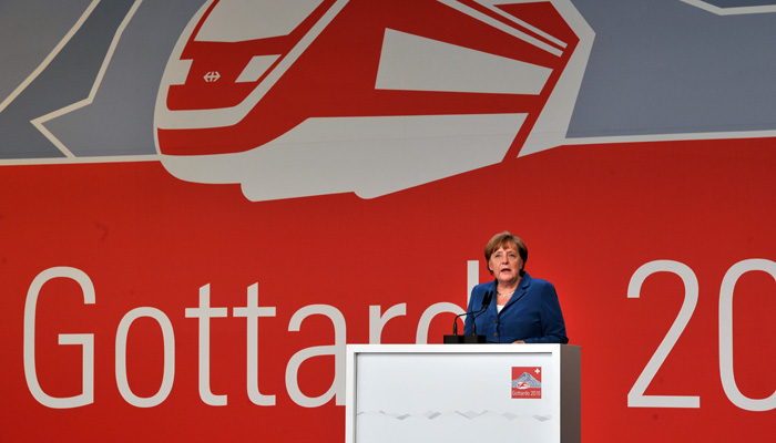 Angela Merkel spricht auf dem Podium, Einweihung Gotthard-Basistunnel 2016