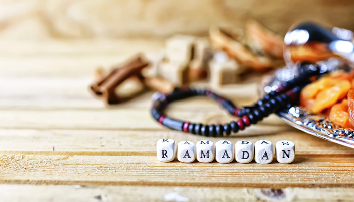 Gebetskette und Steine mit Aufschrift Ramadan