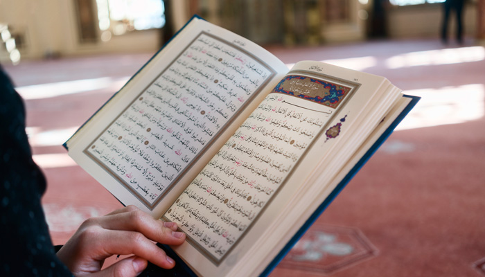 Muslim, der im Koran liest