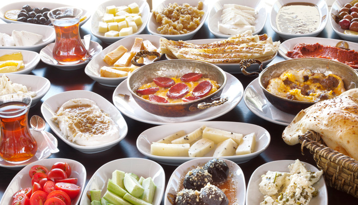 Prächtig gedeckter Tisch mit orientalischen Speisen