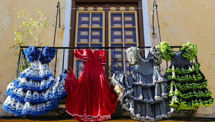 Flamenco-Kleider zum trocknen am Balkon