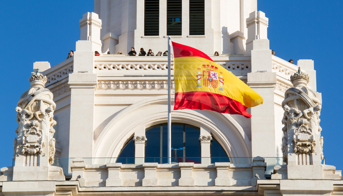 Spanische Flagge am Palacio de Comunicaciones
