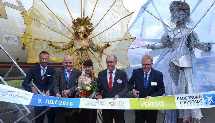 Mitarbeiter von Etihad Regional feiern neue Strecke Paderborn-Vendig
