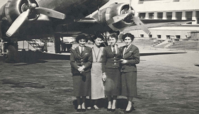 Flugbegleiterinnen vor Propellermaschine
