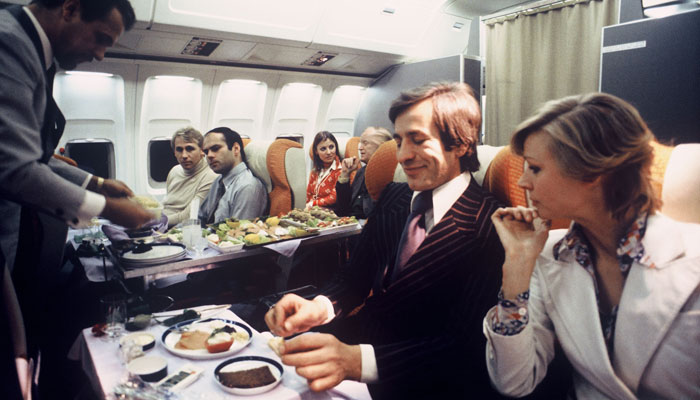 Passagiere in der First-Class-Kabine der Lufthansa