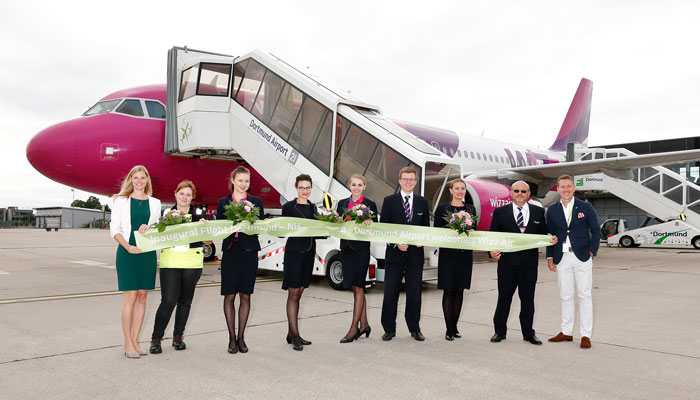 Wizz Air Maschine und Team bei Erstflug ab Dortmund