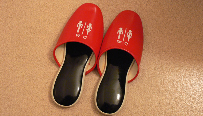 Rote Toilettenschuhe Japan
