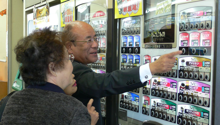 Japaner vor Automaten