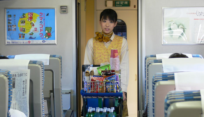 Japanerin mit Servierwagen im Zug