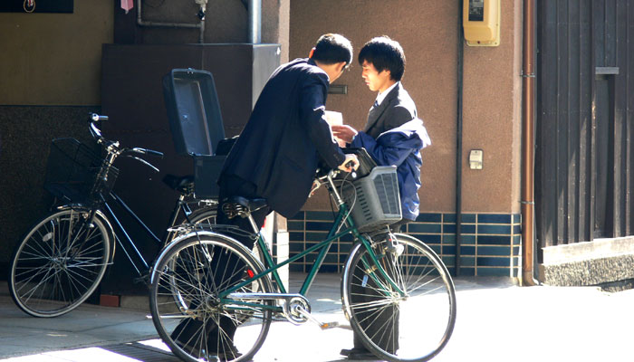 Ein Japaner fragt einen anderen nach dem Weg