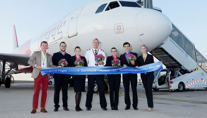 Guido Miletic, Leiter Marketing und Sales vom Dortmund Airport, und Annika Neumann, Flughafen-Pressesprecherin, begrüßten die Crew von Wizz Air auf dem Vorfeld