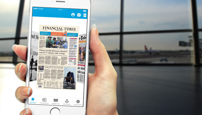 Frauenhand mit Smartphone, auf dem KLM Media App angezeigt wird