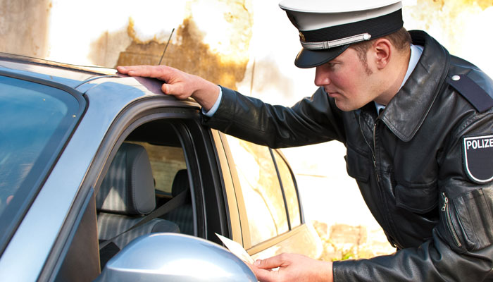Polizist kontrolliert Autofahrer