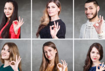 Sechs Menschen zeigen das gleiche Handzeichen