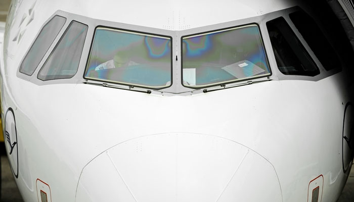 Blick ins Cockpit eines Lufthansa-Flugzeugs