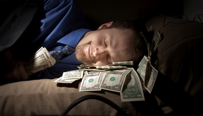 Mann schläft auf Geld