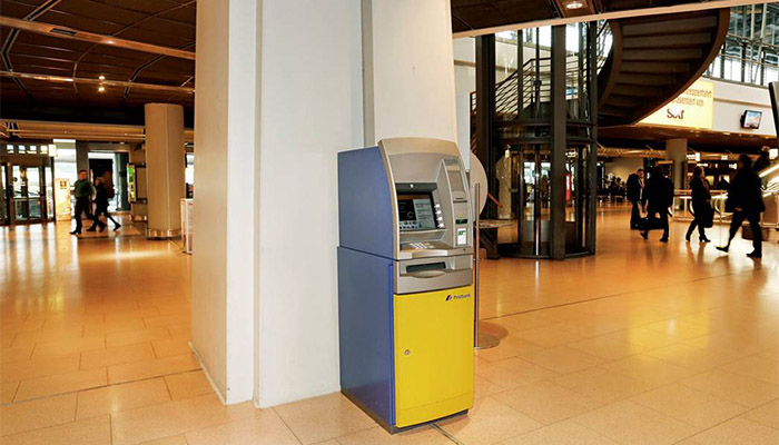 Ein Geldautomat der Postbank am Hamburger Flughafen.