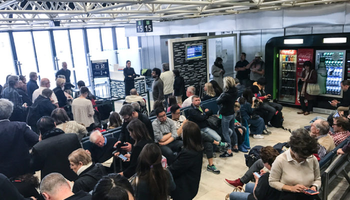 Reisende am Flughafen Lissabon müssen mit langen Wartezeiten rechnen. Foto: iStock