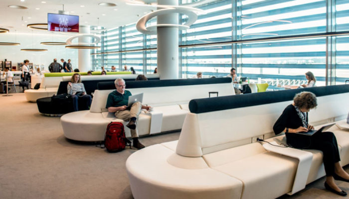 Die Premium-Lounge von TAP mit Blick auf das Vorfeld. Foto: TAP Portugal