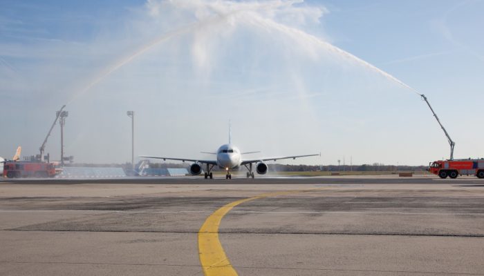 Der Erstflug von Cobalt Air wird in Frankfurt begrüßt. Foto: Cobalt Air
