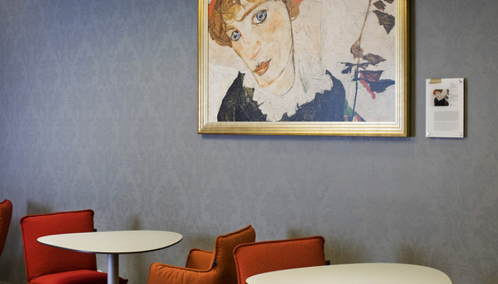 Österreichische Kunst ziert die Wände der neuen Senator Lounge in Wien. Foto: Austrian Airlines
