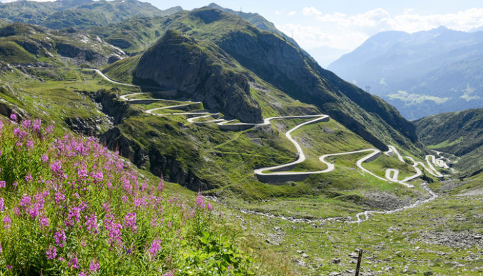 Ab Ende Mai sind die Serpentinen zum Gotthardpass wieder befahrbar. Foto: iStock