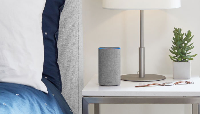 Alexa Amazon Echo auf Nachttisch