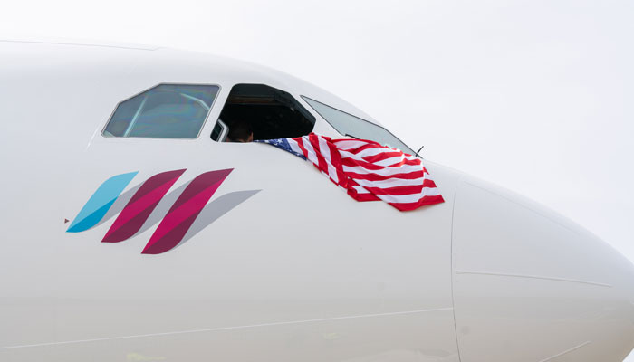 Eurowings-Maschine mit USA-Flagge aus Cockpit-Fenster