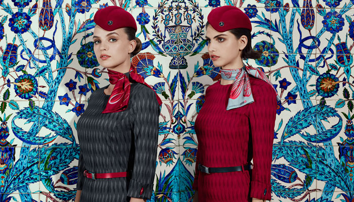 Zwei Models mit den neuen Uniformen der Turkish Airlines