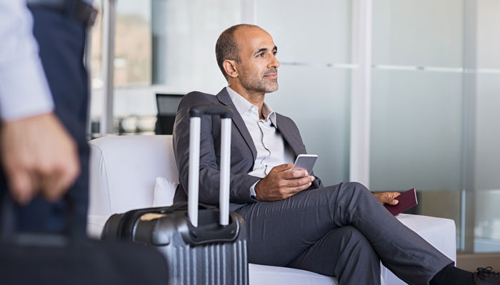 Business Traveller sitzt in Flughafen-Lounge